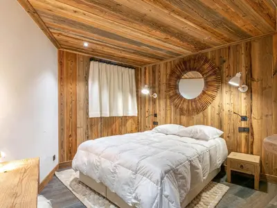 Un ou plusieurs lits dans un hébergement de l'établissement Luxueux appartement avec piscine, WiFi et parking à Val-d'Isère - FR-1-694-102