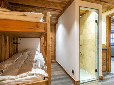 Un ou plusieurs lits dans un hébergement de l'établissement Luxueux appartement avec piscine, WiFi et parking à Val-d'Isère - FR-1-694-102