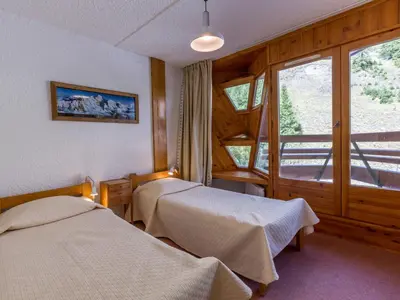 Un ou plusieurs lits dans un hébergement de l'établissement Appartement 3 pièces skis aux pieds, 6 pers., Sud, La Daille - FR-1-694-118