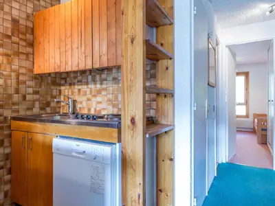 Cuisine ou kitchenette dans l'établissement Appartement 3 pièces skis aux pieds, 6 pers., Sud, La Daille - FR-1-694-118