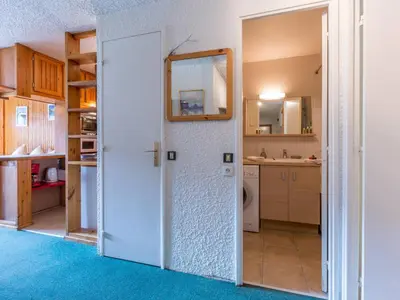 Cuisine ou kitchenette dans l'établissement Appartement 3 pièces skis aux pieds, 6 pers., Sud, La Daille - FR-1-694-118
