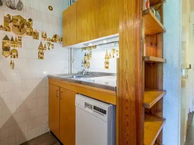 Cuisine ou kitchenette dans l'établissement Charmant appartement aux pieds des pistes - 3 pièces pour 6 personnes - FR-1-694-111
