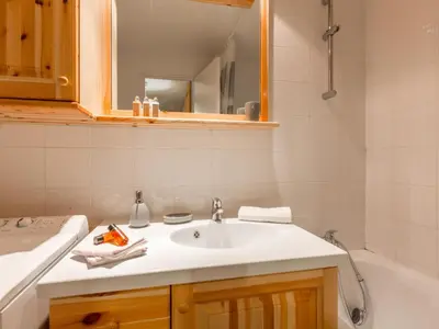 Salle de bains dans l'établissement Charmant appartement aux pieds des pistes - 3 pièces pour 6 personnes - FR-1-694-111