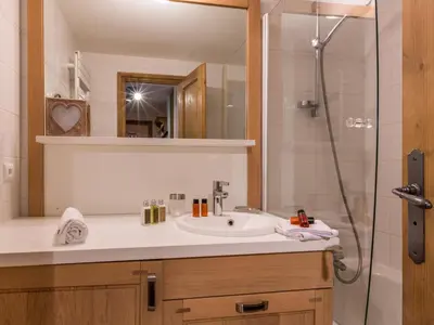 Salle de bains dans l'établissement Appartement raffiné à Val-d'Isère, 6 personnes, pied des pistes, WiFi - FR-1-694-116