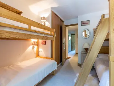 Un ou plusieurs lits dans un hébergement de l'établissement Appartement raffiné à Val-d'Isère, 6 personnes, pied des pistes, WiFi - FR-1-694-116