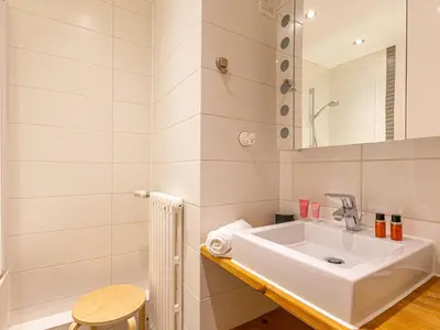 Salle de bains dans l'établissement Appartement lumineux 46m² avec Wifi, animaux admis, pour 6 personnes à Val-d'Isère - FR-1-694-129