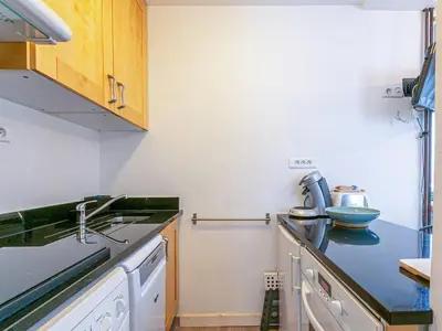 Cuisine ou kitchenette dans l'établissement Appartement lumineux 46m² avec Wifi, animaux admis, pour 6 personnes à Val-d'Isère - FR-1-694-129