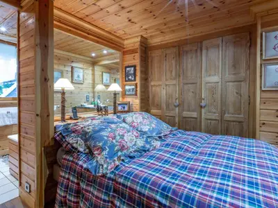 Un ou plusieurs lits dans un hébergement de l'établissement Élégant Appartement de Standing avec Terrasse et Accès Direct aux Pistes à Val-d'Isère - FR-1-694-119