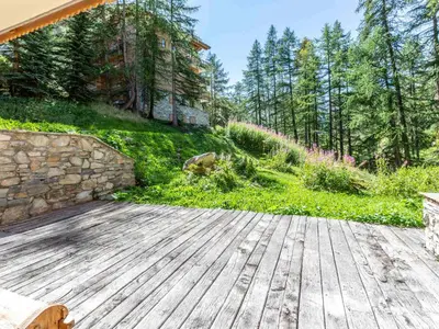 Jardin de l'établissement Élégant Appartement de Standing avec Terrasse et Accès Direct aux Pistes à Val-d'Isère - FR-1-694-119