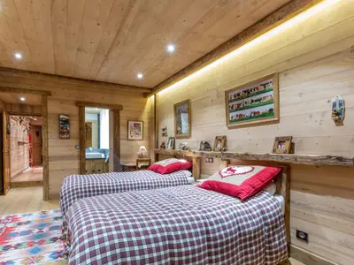 Un ou plusieurs lits dans un hébergement de l'établissement Élégant Appartement de Standing avec Terrasse et Accès Direct aux Pistes à Val-d'Isère - FR-1-694-119