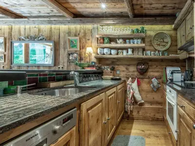 Cuisine ou kitchenette dans l'établissement Élégant Appartement de Standing avec Terrasse et Accès Direct aux Pistes à Val-d'Isère - FR-1-694-119