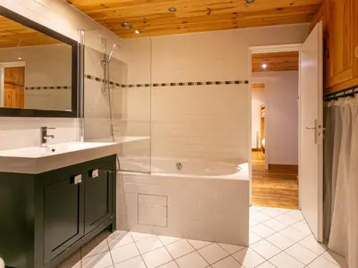 Salle de bains dans l'établissement Appartement de charme avec wifi, au pied des pistes, 4 pièces, Val-d'Isère - FR-1-694-130