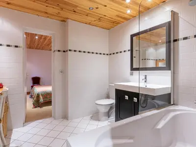 Salle de bains dans l'établissement Appartement de charme avec wifi, au pied des pistes, 4 pièces, Val-d'Isère - FR-1-694-130