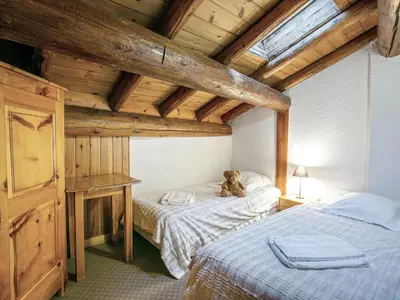 Un ou plusieurs lits dans un hébergement de l'établissement Appartement duplex montagnard au cœur de Val-d'Isère, près des pistes et commodités - FR-1-694-124