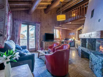 Télévision ou salle de divertissement dans l'établissement Appartement duplex montagnard au cœur de Val-d'Isère, près des pistes et commodités - FR-1-694-124