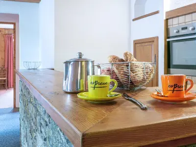 Cuisine ou kitchenette dans l'établissement Appartement rustique 3 pièces au pied des pistes avec WIFI à Val-d'Isère - FR-1-694-131