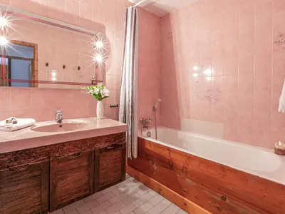 Salle de bains dans l'établissement Appartement rustique 3 pièces au pied des pistes avec WIFI à Val-d'Isère - FR-1-694-131