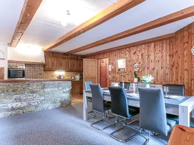 Cuisine ou kitchenette dans l'établissement Appartement rustique 3 pièces au pied des pistes avec WIFI à Val-d'Isère - FR-1-694-131