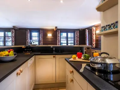 Cuisine ou kitchenette dans l'établissement Duplex de standing 5 pièces au cœur du vieux village de Val-d'Isère, skis aux pieds - FR-1-694-137