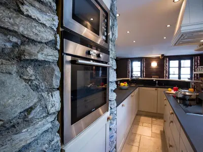 Cuisine ou kitchenette dans l'établissement Duplex de standing 5 pièces au cœur du vieux village de Val-d'Isère, skis aux pieds - FR-1-694-137