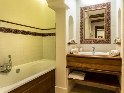 Salle de bains dans l'établissement Duplex de standing 5 pièces au cœur du vieux village de Val-d'Isère, skis aux pieds - FR-1-694-137