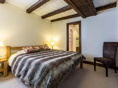 Un ou plusieurs lits dans un hébergement de l'établissement Duplex de standing 5 pièces au cœur du vieux village de Val-d'Isère, skis aux pieds - FR-1-694-137