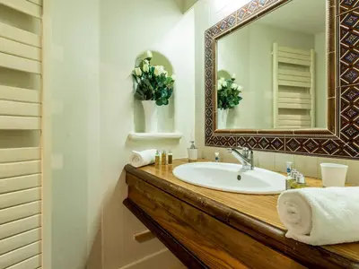 Salle de bains dans l'établissement Duplex de standing 5 pièces au cœur du vieux village de Val-d'Isère, skis aux pieds - FR-1-694-137