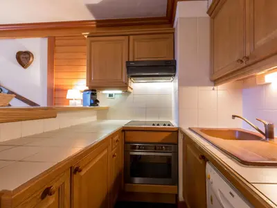 Cuisine ou kitchenette dans l'établissement Charmant appartement 2 pièces avec WIFI au cœur de Val-d'Isère - FR-1-694-128