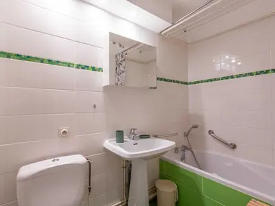 Salle de bains dans l'établissement Studio skis aux pieds à Val-d'Isère, animaux admis - FR-1-694-143