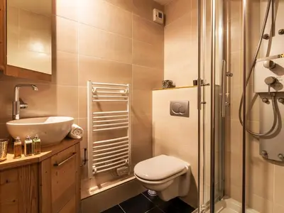 Salle de bains dans l'établissement Appartement de standing avec Sauna au cœur de Val-d'Isère, 6 pers., WIFI - FR-1-694-132