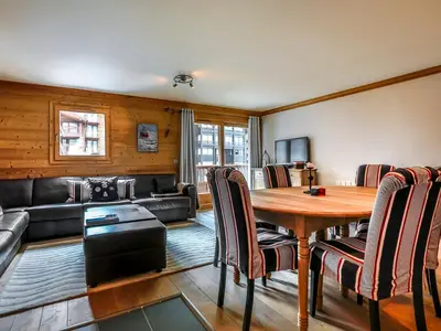 Coin salon dans l'établissement Appartement de standing avec Sauna au cœur de Val-d'Isère, 6 pers., WIFI - FR-1-694-132