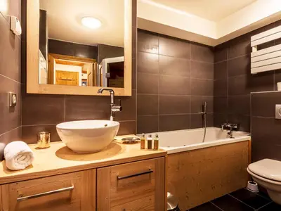 Salle de bains dans l'établissement Appartement de standing avec Sauna au cœur de Val-d'Isère, 6 pers., WIFI - FR-1-694-132