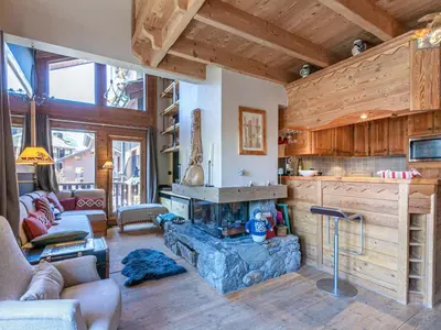 Coin salon dans l'établissement Appartement élégant avec cheminée et balcon, aux pieds des pistes et au cœur de Val-d'Isère - FR-1-694-138
