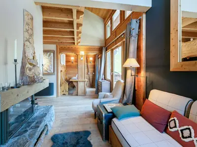Coin salon dans l'établissement Appartement élégant avec cheminée et balcon, aux pieds des pistes et au cœur de Val-d'Isère - FR-1-694-138