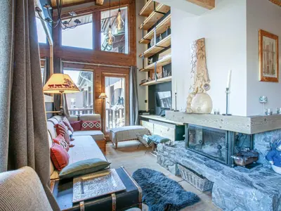 Coin salon dans l'établissement Appartement élégant avec cheminée et balcon, aux pieds des pistes et au cœur de Val-d'Isère - FR-1-694-138