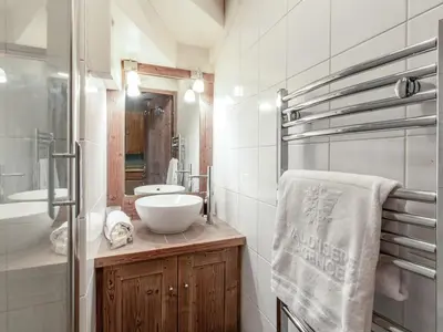 Salle de bains dans l'établissement Appartement élégant avec cheminée et balcon, aux pieds des pistes et au cœur de Val-d'Isère - FR-1-694-138