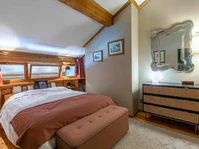 Un ou plusieurs lits dans un hébergement de l'établissement Appartement élégant avec cheminée et balcon, aux pieds des pistes et au cœur de Val-d'Isère - FR-1-694-138