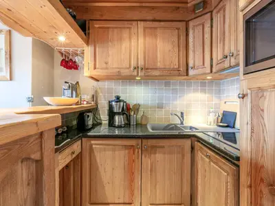Cuisine ou kitchenette dans l'établissement Appartement élégant avec cheminée et balcon, aux pieds des pistes et au cœur de Val-d'Isère - FR-1-694-138