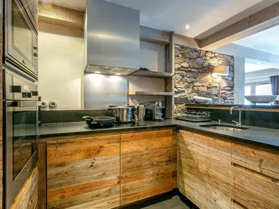 Cuisine ou kitchenette dans l'établissement Appartement 4 pièces de prestige, spacieux et raffiné, proche du Vieux Village, pour 6 personnes - FR-1-694-136