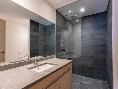 Salle de bains dans l'établissement Appartement 4 pièces de prestige, spacieux et raffiné, proche du Vieux Village, pour 6 personnes - FR-1-694-136