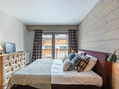 Un ou plusieurs lits dans un hébergement de l'établissement Appartement 4 pièces de prestige, spacieux et raffiné, proche du Vieux Village, pour 6 personnes - FR-1-694-136