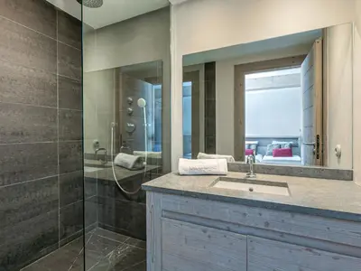 Salle de bains dans l'établissement Appartement 4 pièces de prestige, spacieux et raffiné, proche du Vieux Village, pour 6 personnes - FR-1-694-136