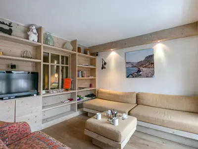 Télévision ou salle de divertissement dans l'établissement Appartement 4 pièces de prestige, spacieux et raffiné, proche du Vieux Village, pour 6 personnes - FR-1-694-136