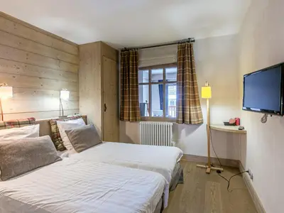 Un ou plusieurs lits dans un hébergement de l'établissement Appartement 4 pièces de prestige, spacieux et raffiné, proche du Vieux Village, pour 6 personnes - FR-1-694-136
