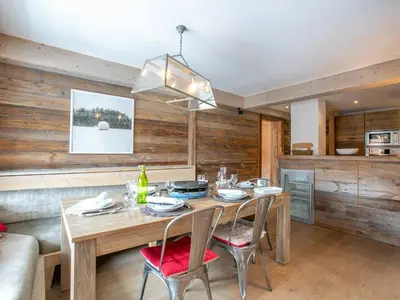 Cuisine ou kitchenette dans l'établissement Appartement 4 pièces de prestige, spacieux et raffiné, proche du Vieux Village, pour 6 personnes - FR-1-694-136