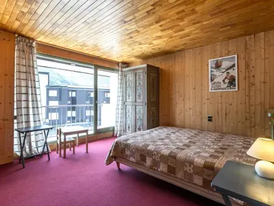 Un ou plusieurs lits dans un hébergement de l'établissement Val-d'Isère: Appartement spacieux avec balcon et 7 couchages - FR-1-694-142