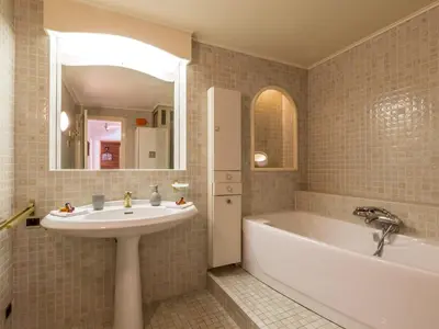 Salle de bains dans l'établissement Val-d'Isère: Appartement spacieux avec balcon et 7 couchages - FR-1-694-142