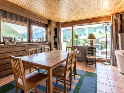 Coin salon dans l'établissement Val-d'Isère: Appartement spacieux avec balcon et 7 couchages - FR-1-694-142