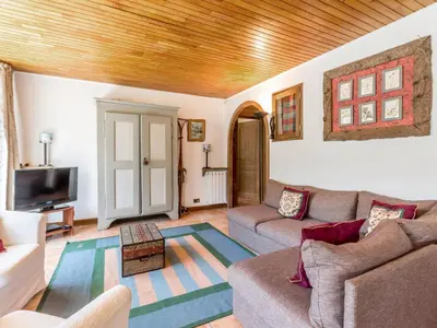 Coin salon dans l'établissement Val-d'Isère: Appartement spacieux avec balcon et 7 couchages - FR-1-694-142
