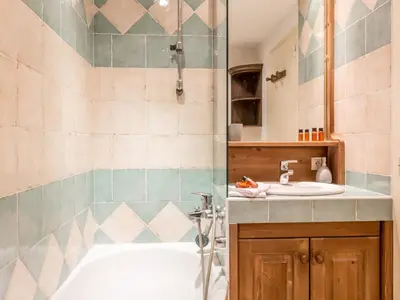Salle de bains dans l'établissement Val-d'Isère: Appartement spacieux avec balcon et 7 couchages - FR-1-694-142